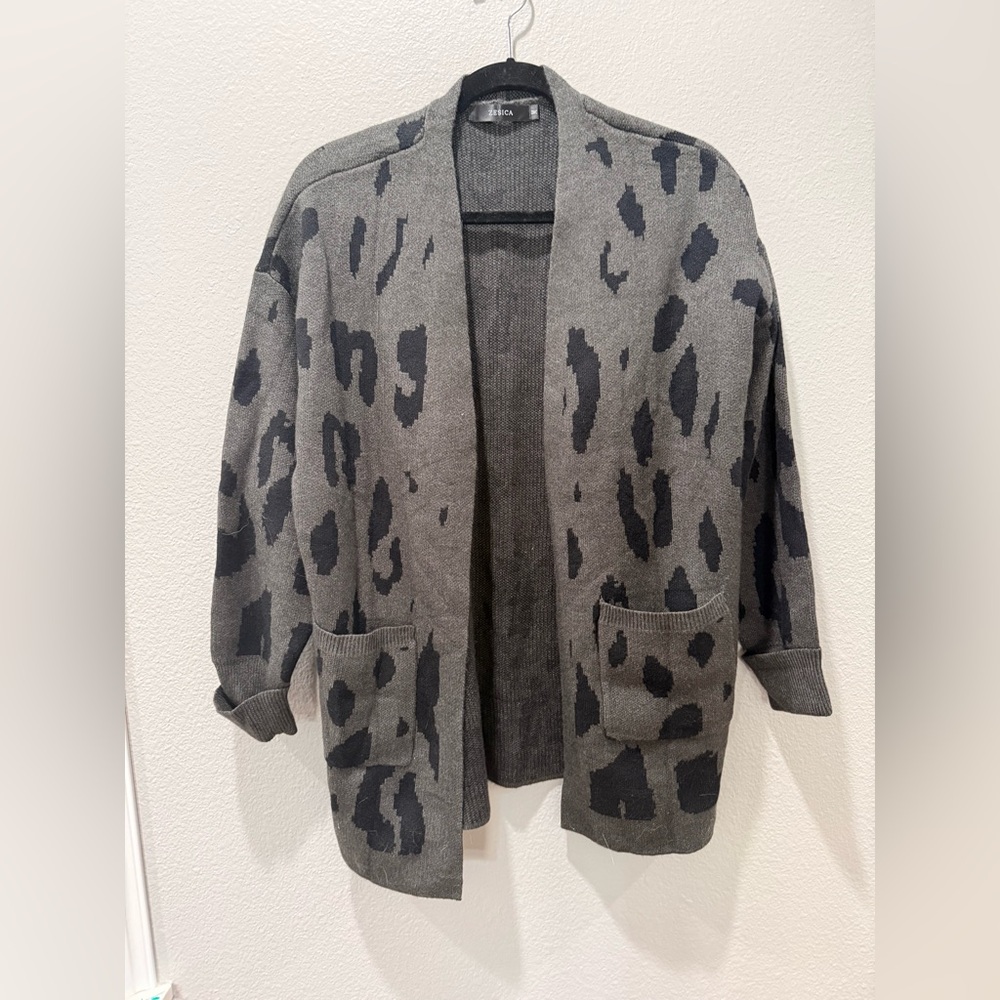 🐆 Zesica Gray Leopard Print Women's Sweater – SZ M 🐆